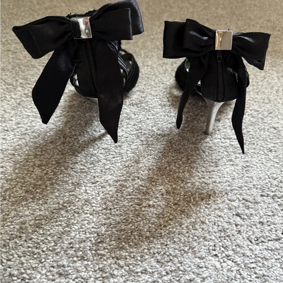 Le Chateau Elegant Black Bow Heels - Picture 5 of 9